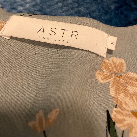 ASTR the Label Button Wrap Top - Picture 2 of 8